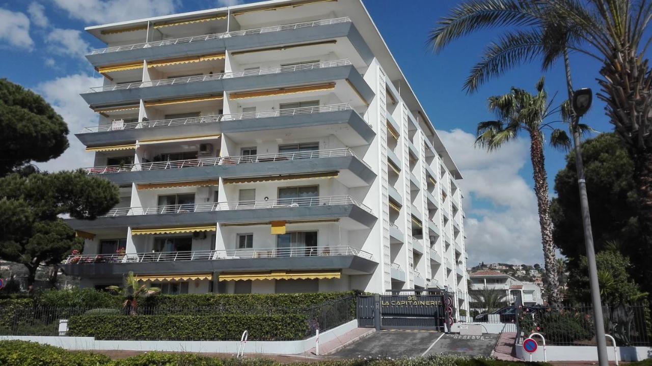 Grand Climatise En Bord De Avec Parking Securise